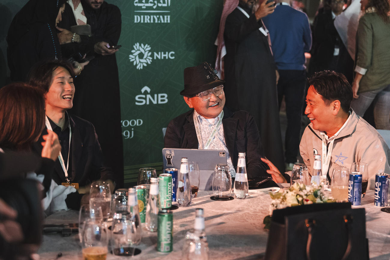 左から坂井瑠星騎手、矢作師、安藤氏（C）Jockey Club of Saudi Arabia／Paul McMillan