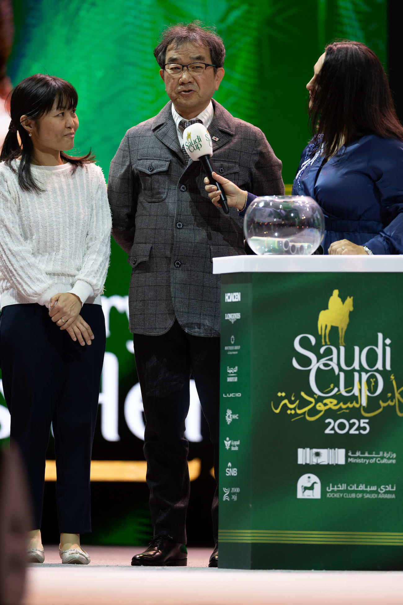 枠順抽選会でインタビューを受ける佐々木師（C）Jockey Club of Saudi Arabia／Erika Rasmussen