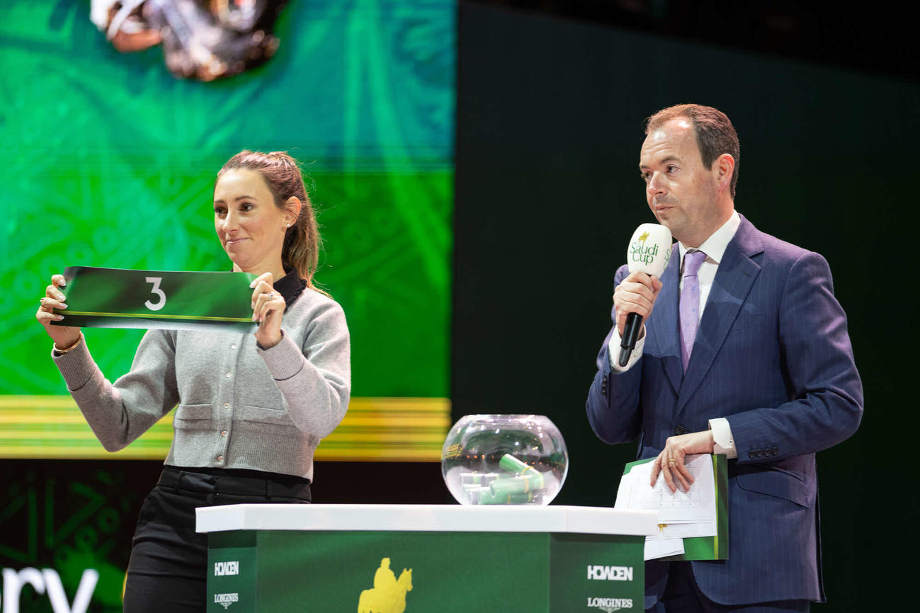 マクドナルド騎手のケイトリン夫人（左）（C）Jockey Club of Saudi Arabia／Erika Rasmussen