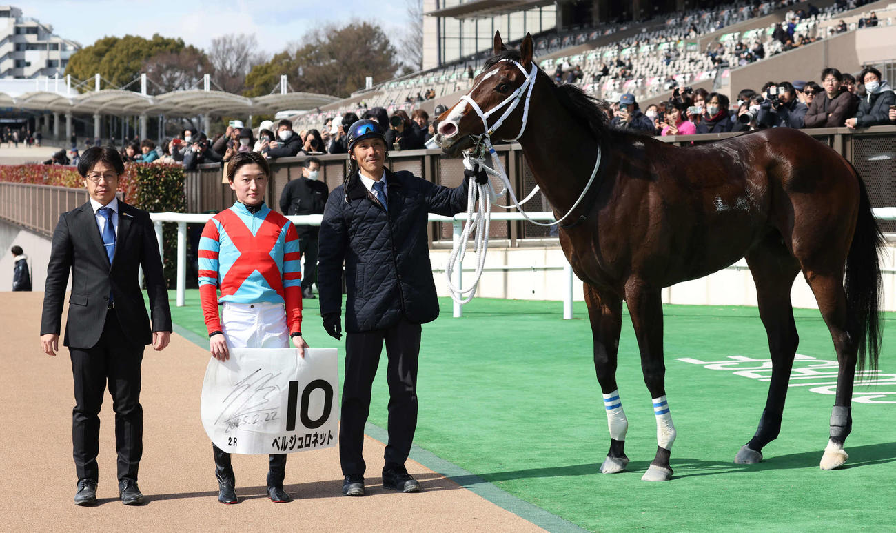 東京2R、3歳未勝利戦を制したベルジュロネットの口取りをする鮫島駿騎手（撮影・丹羽敏通）