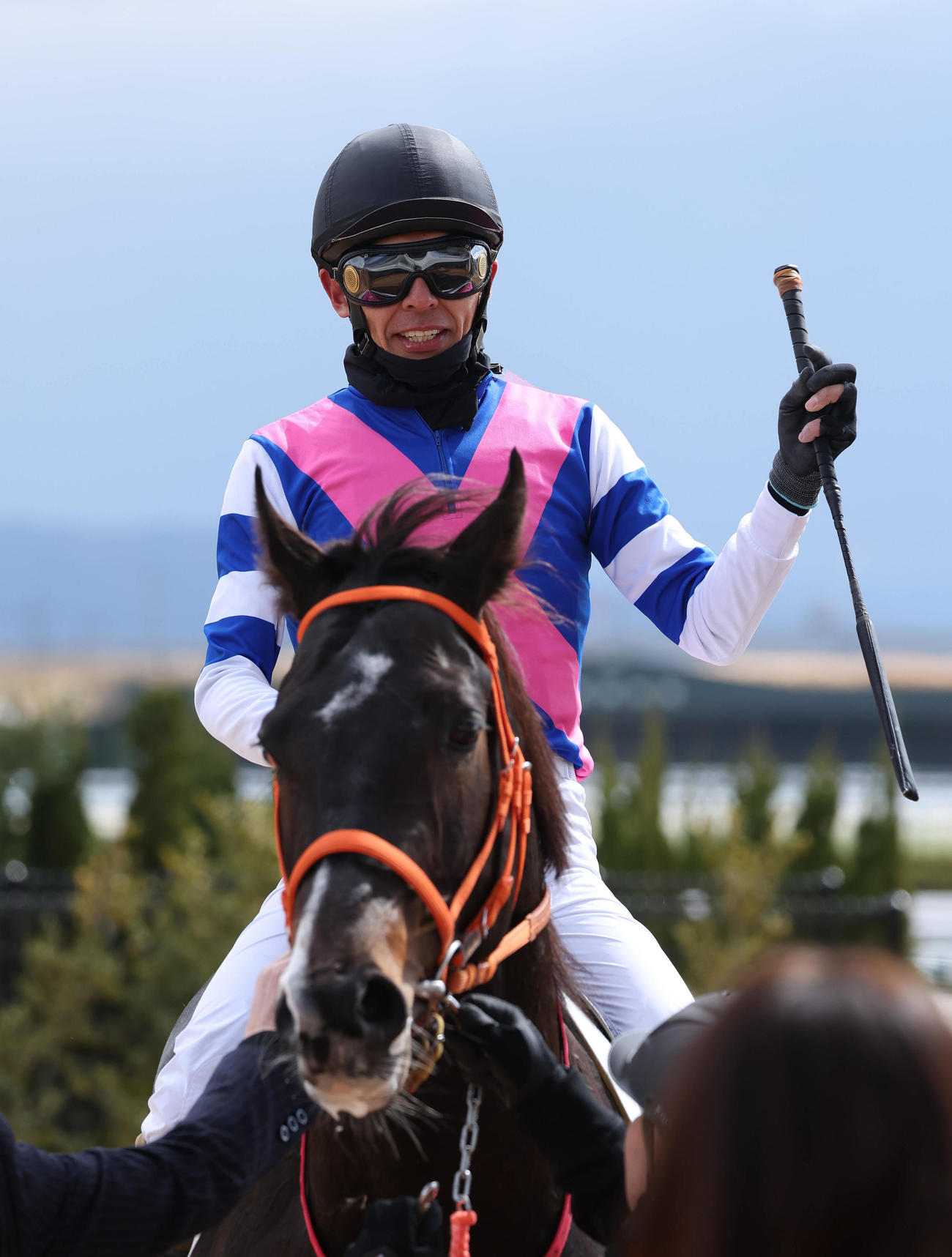 京都5R、ロットブラータで復帰後初勝利を挙げて引き揚げる和田竜騎手（撮影・白石智彦）
