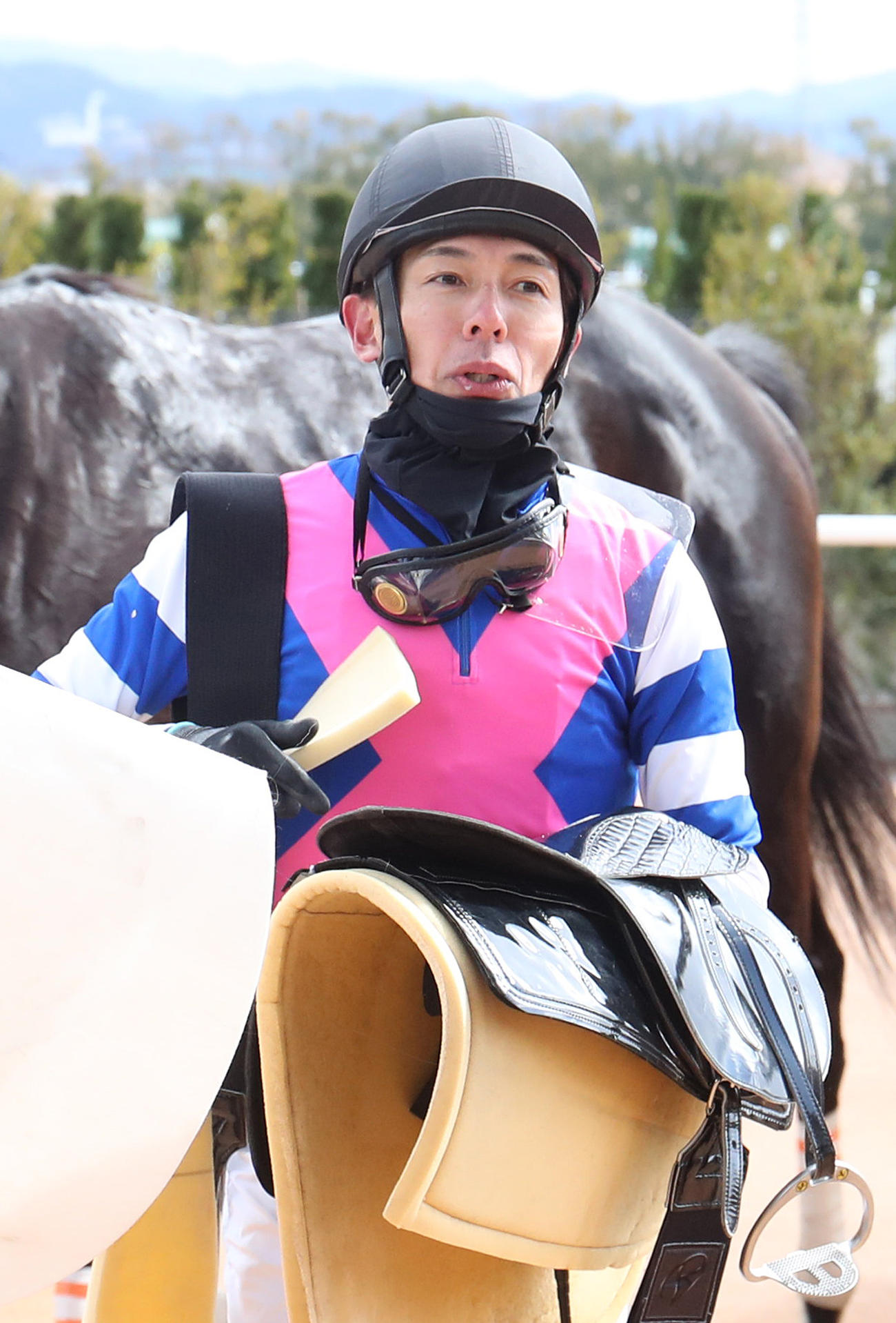 京都5R、ロットブラータで復帰後初勝利を挙げて引き揚げる和田竜騎手（撮影・白石智彦）