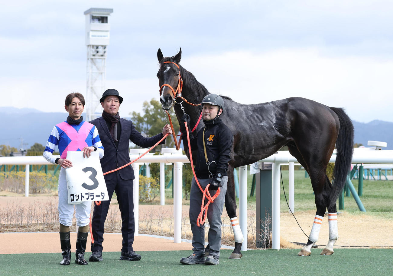 京都5R、ロットブラータで復帰後初勝利を挙げて口取り並ぶ和田竜騎手（左）（撮影・白石智彦）