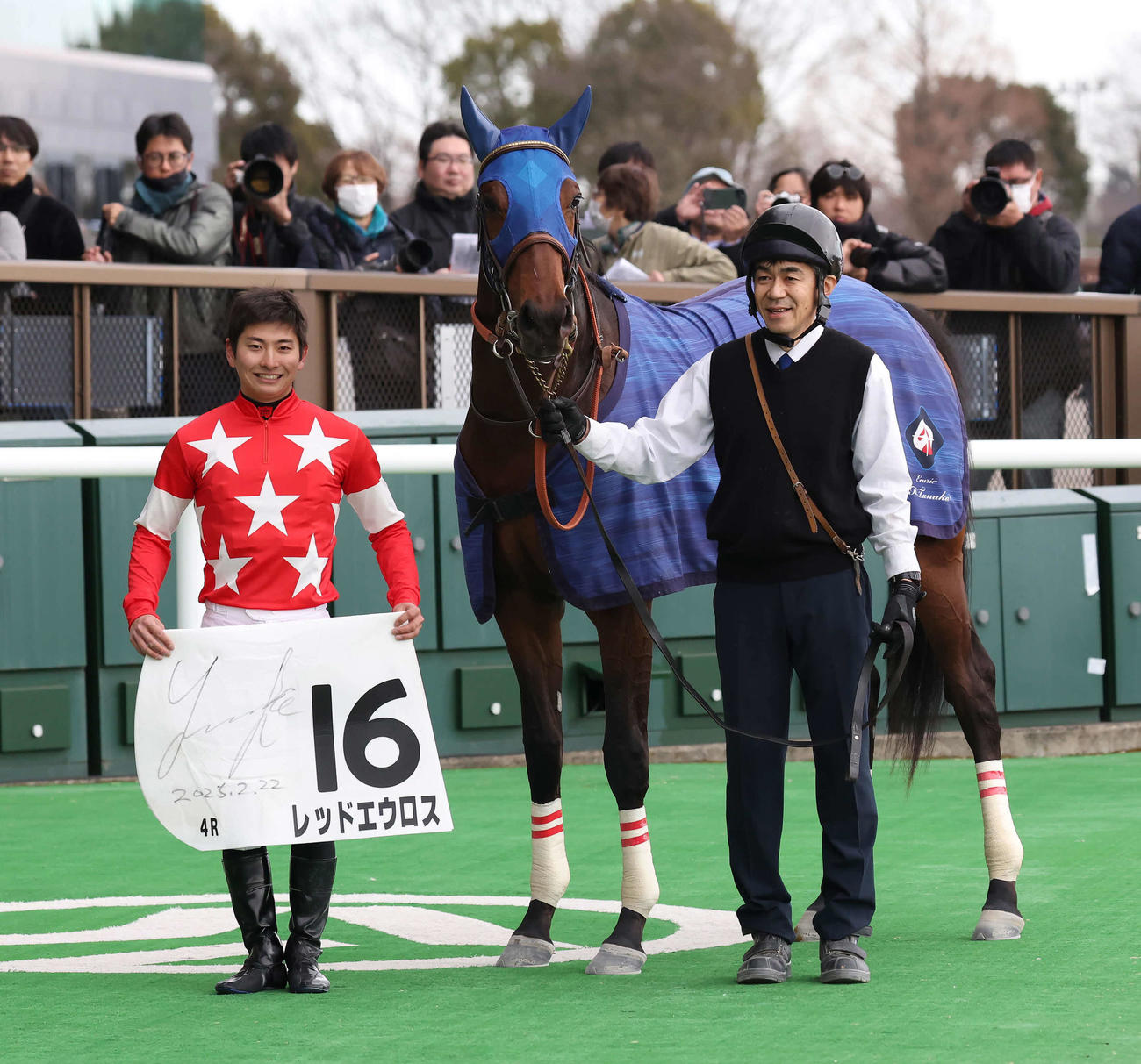 東京4R、3歳新馬戦を制したレッドエウロスの口取りをする原騎手（撮影・丹羽敏通）