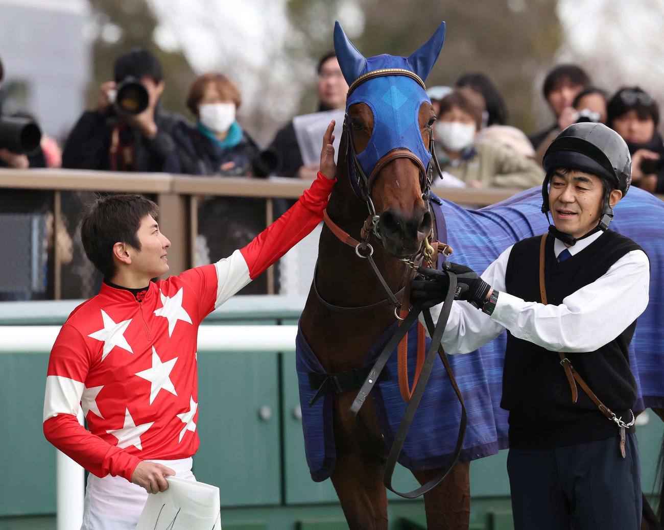 東京4R、3歳新馬戦を制したレッドエウロスをねぎらう原騎手（撮影・丹羽敏通）