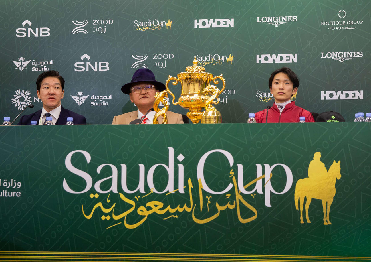 左から坂東氏、矢作師、坂井騎手（C）Jockey Club of Saudi Arabia／Erika Rasmussen