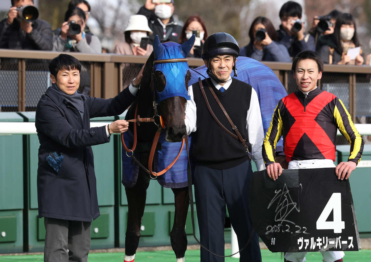 JRA通算200勝を達成した田中博師（左）（撮影・丹羽敏通）