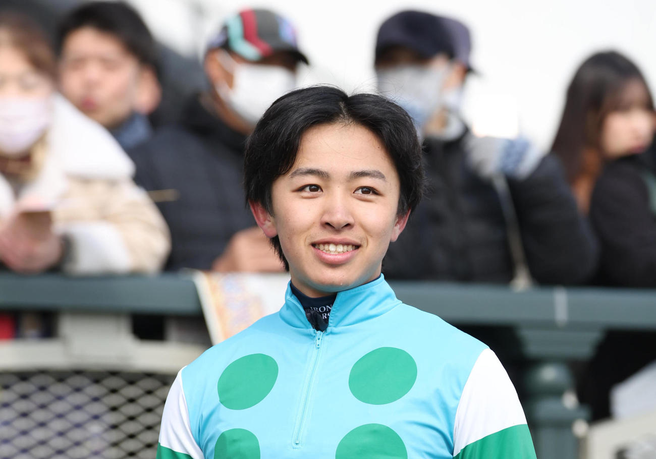 京都3Rで復帰後初勝利を挙げて笑顔を見せる西塚騎手（撮影・白石智彦）