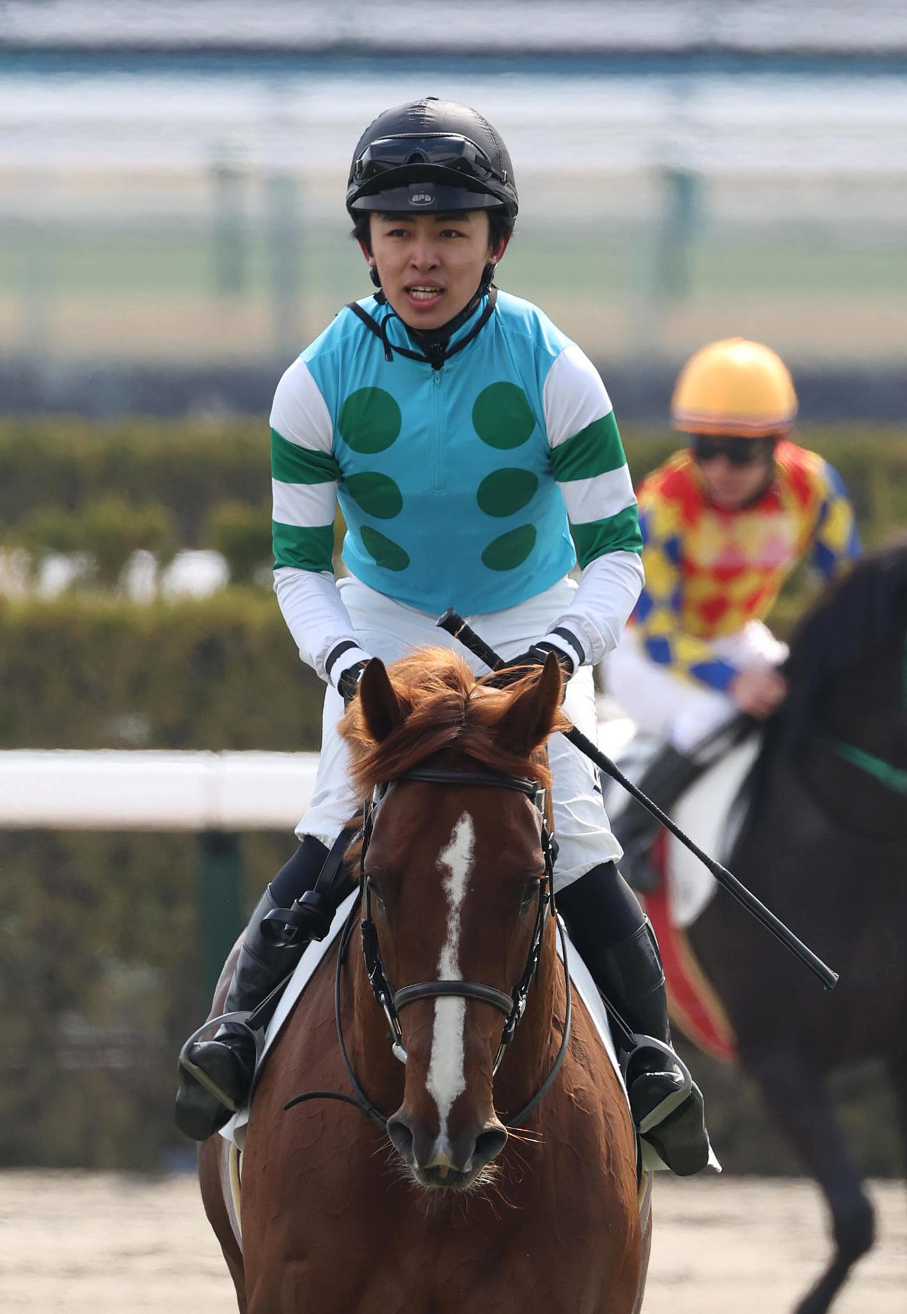 京都3Rで復帰後初勝利を挙げて引き揚げる西塚騎手（撮影・白石智彦）