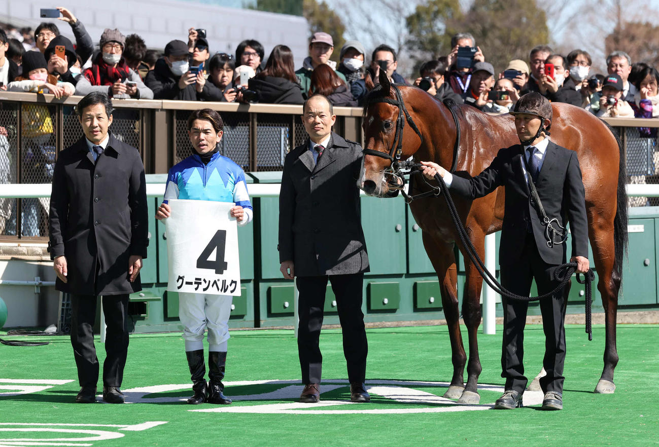東京5R、3歳1勝クラスを制したグーテンベルクの口取りをする金成師と戸崎騎手（撮影・丹羽敏通）