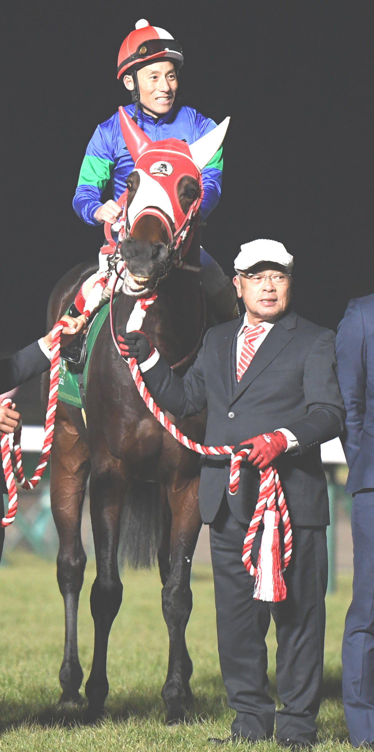 パンサラッサと池田康宏元厩務員（右）（2024年1月8日撮影）