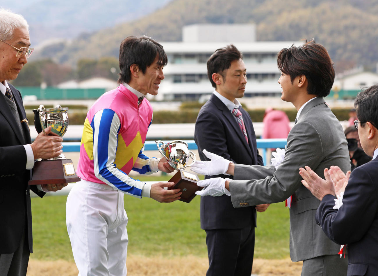小倉大賞典を制した丹内祐次騎手（左）は表彰プレゼンターの片寄涼太からトロフィーを受け取る