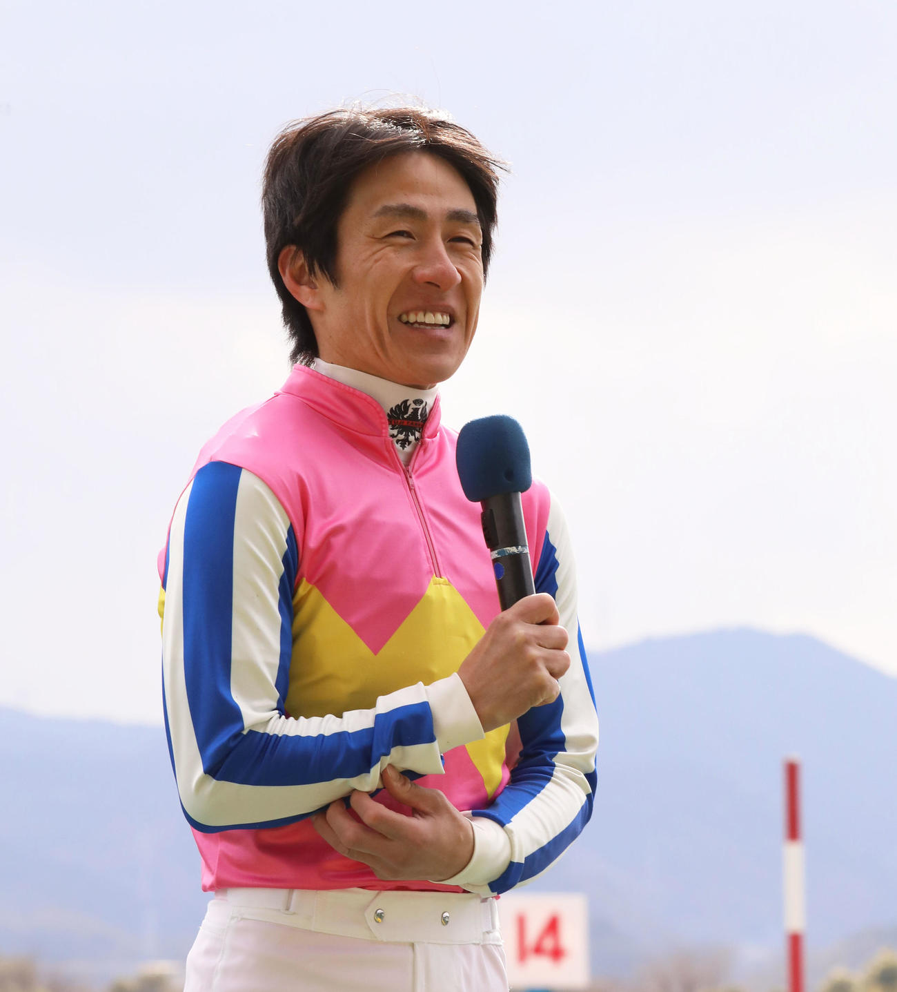 小倉大賞典を制し笑顔でインタビューを受ける丹内祐次騎手（撮影・鬼束羽瑠菜）