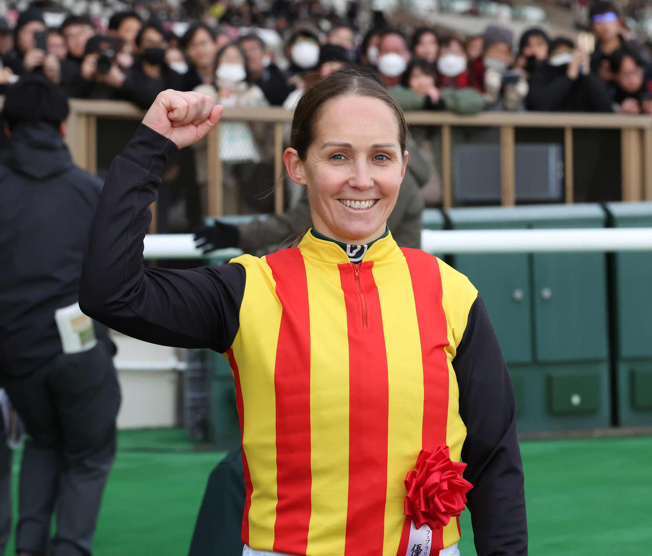 優勝インタビューを終えてガッツポーズを決めるキング騎手（撮影・丹羽敏通）