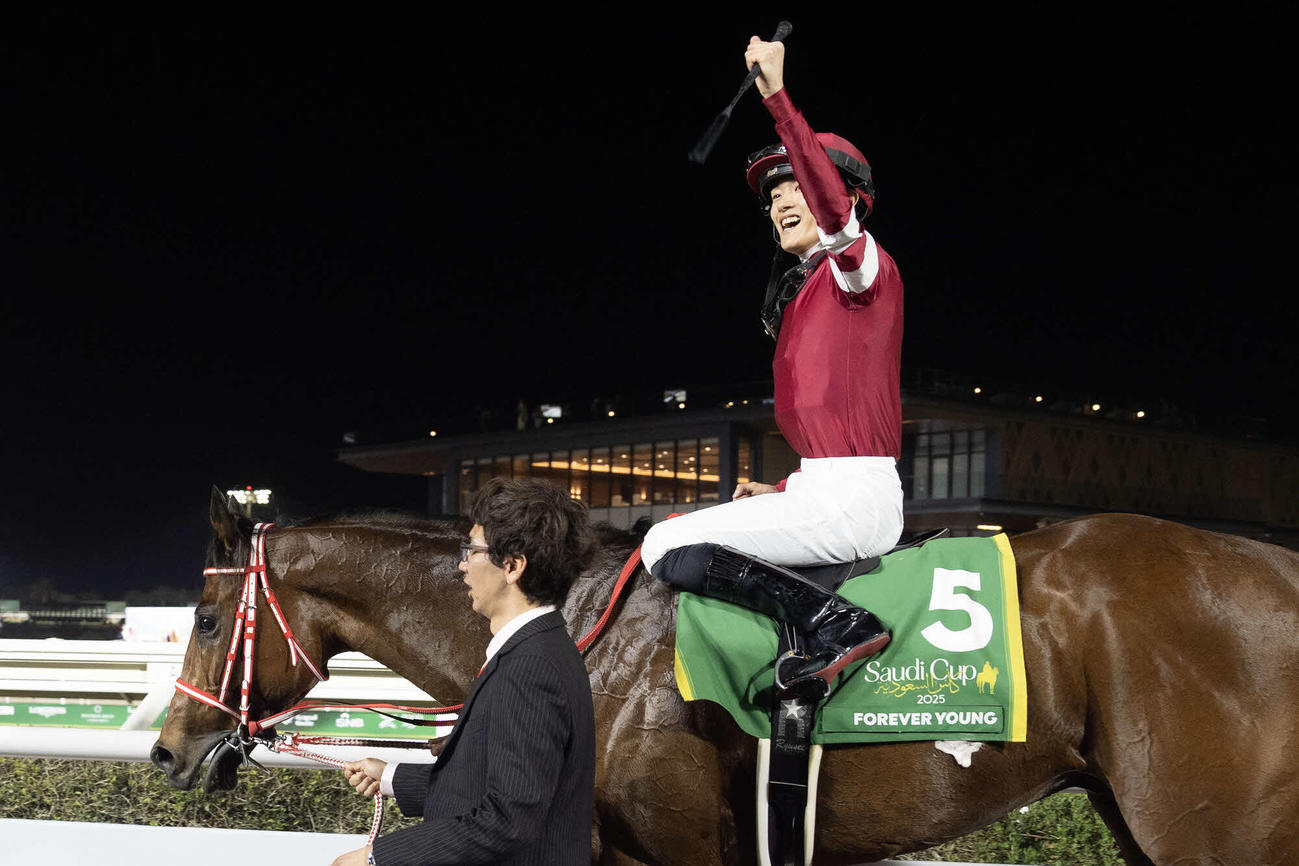 サウジCを制したフォーエバーヤングと坂井騎手（C）Jockey Club of Saudi Arabia／Mathea Kelley