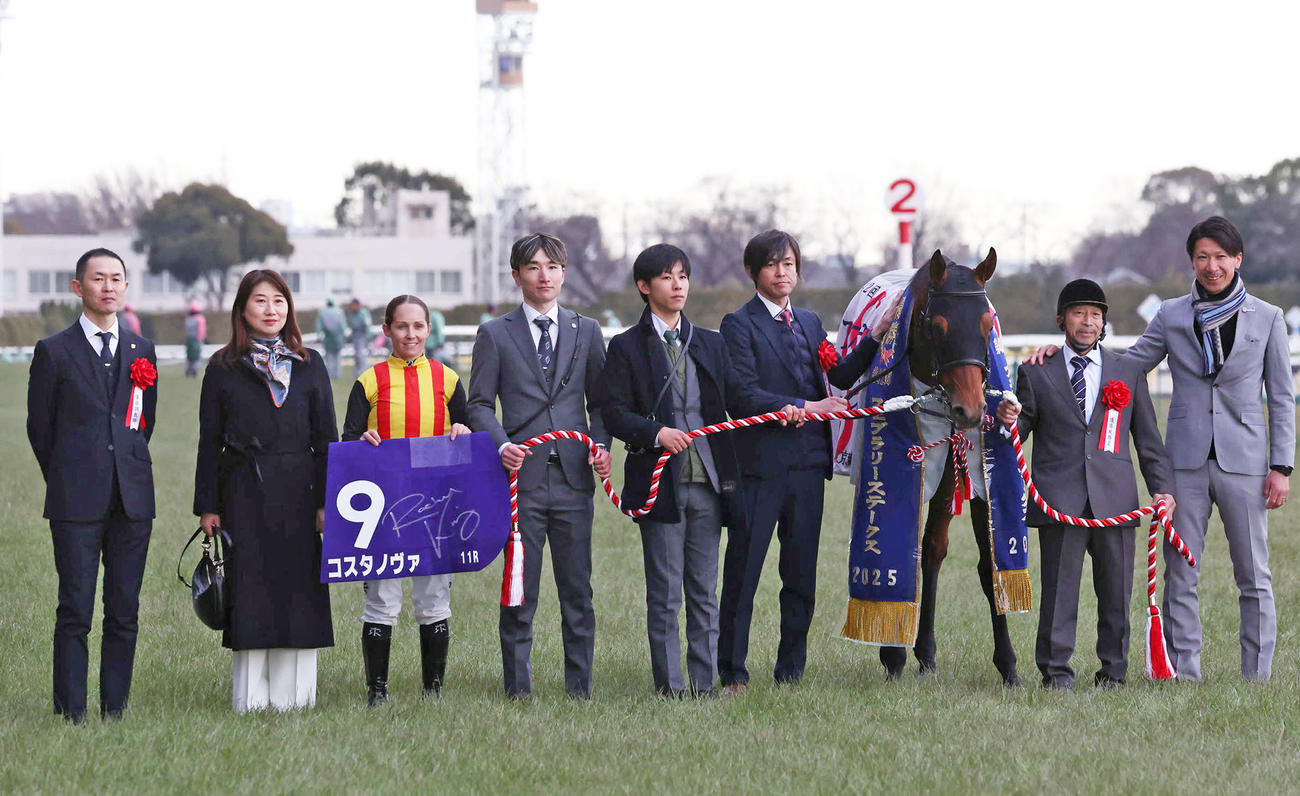 フェブラリーSを制したコスタノヴァの口取りをする木村師（左端）、キング騎手ら（撮影・丹羽敏通）