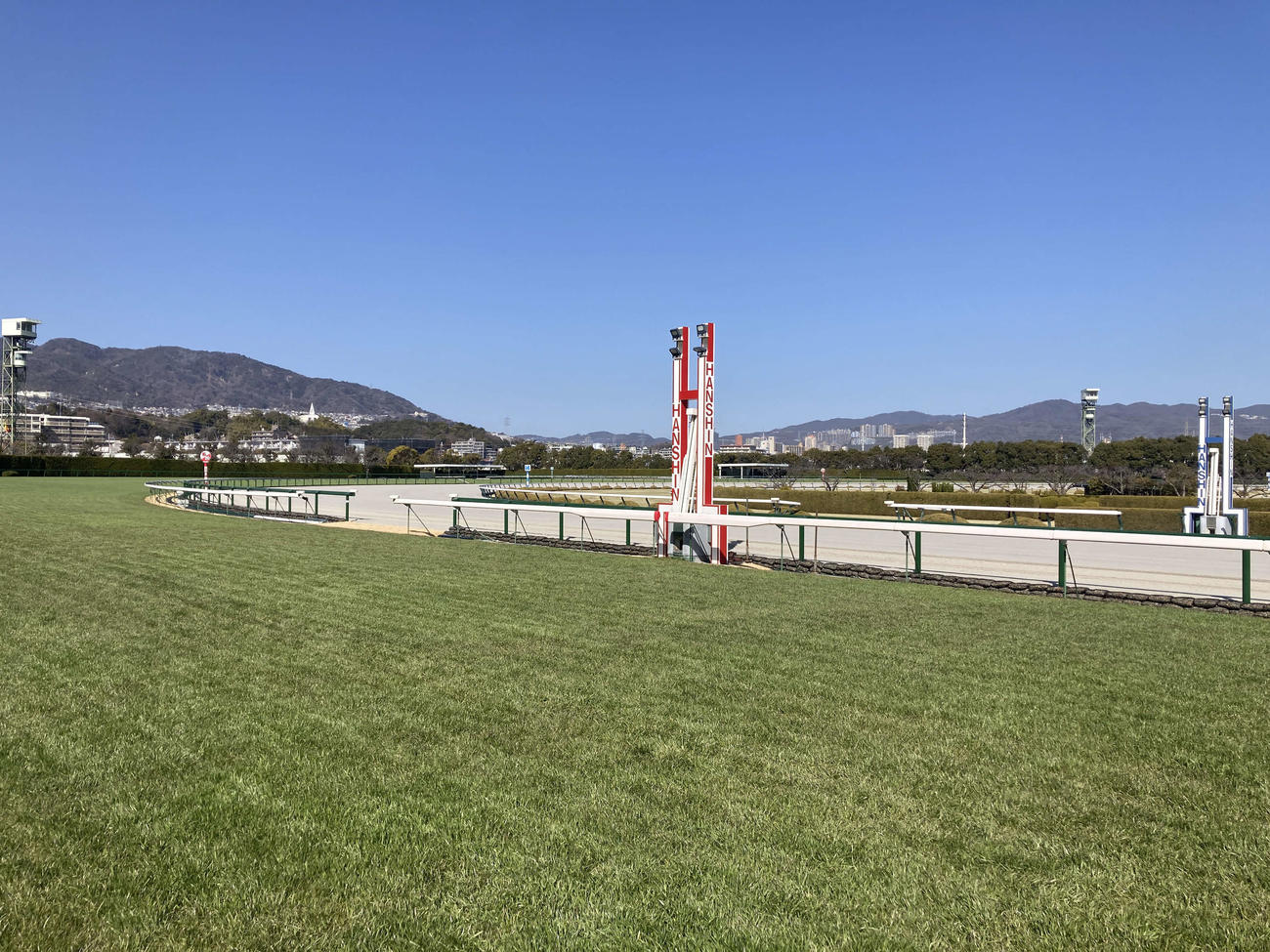 新しくなった阪神競馬場の芝コースのゴール前（阪神競馬場提供）