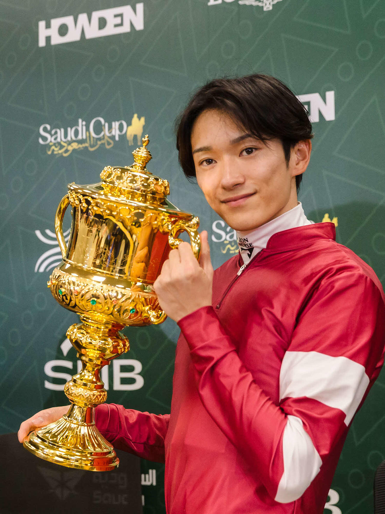 サウジCを手にする坂井瑠星騎手（C）Jockey Club of Saudi Arabia／／Erika Rasmussen
