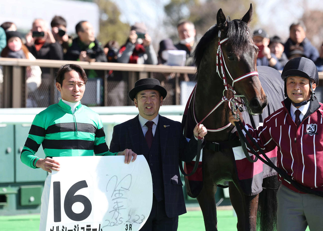 東京3R、3歳新馬戦を制したメルシージュテームの口取りをする岩田望騎手と西田師（撮影・丹羽敏通）