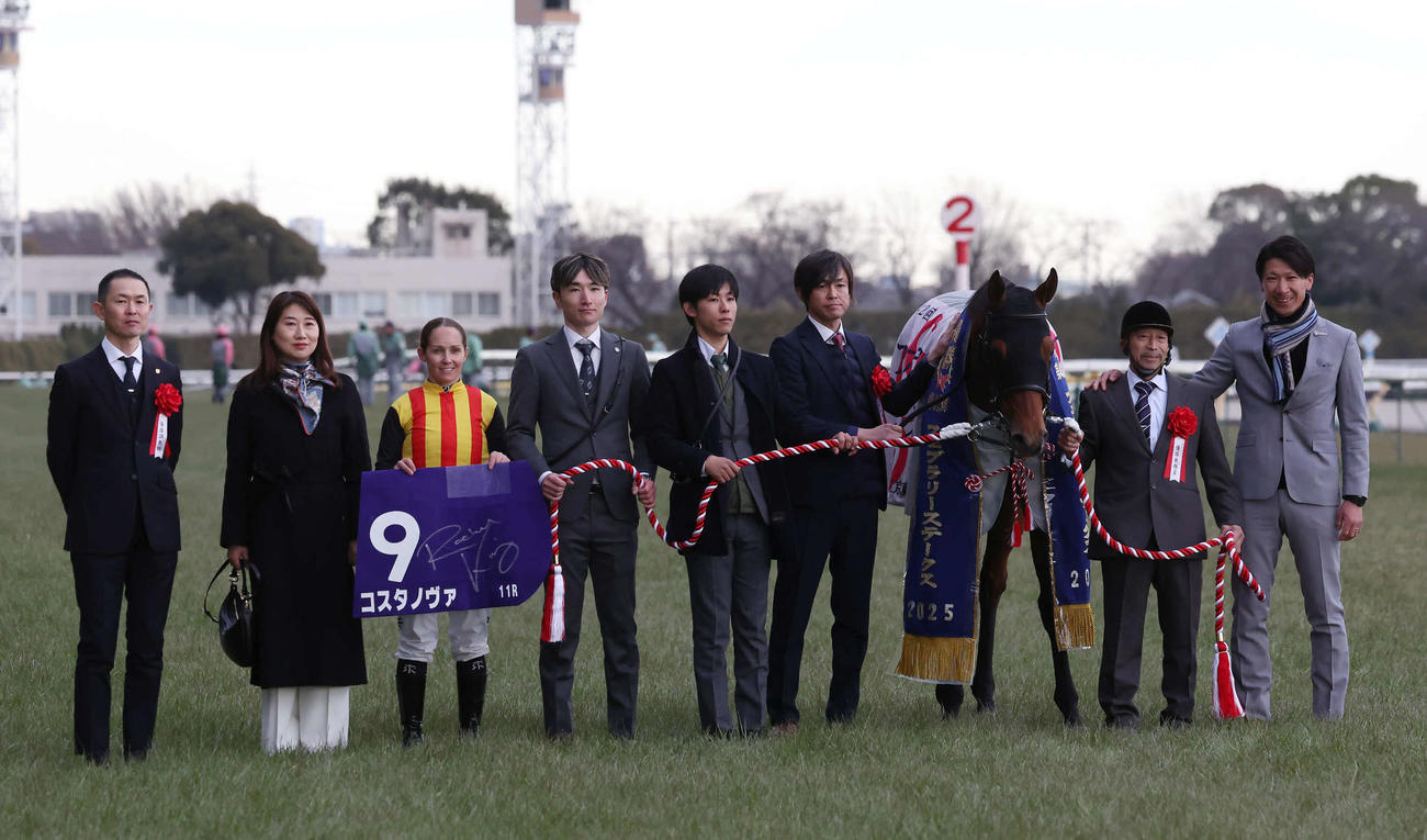フェブラリーSを制したコスタノヴァの口取りをする木村師（左端）、キング騎手と関係者（撮影・丹羽敏通）