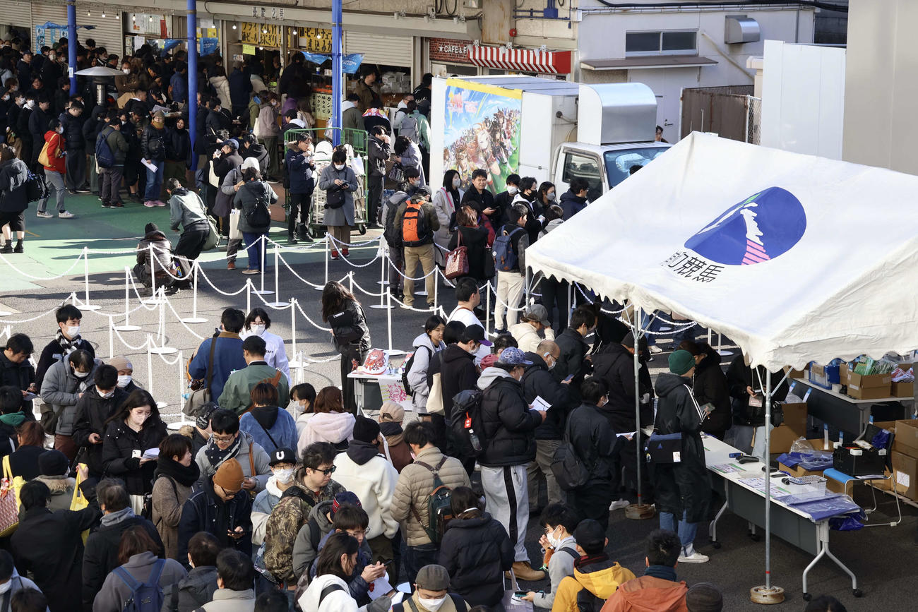売店やグッズ販売などに行列ができる24日の浦和競馬場