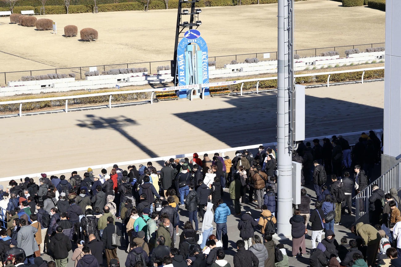 ゴール板前にも多くのファンが集まる24日の浦和競馬場