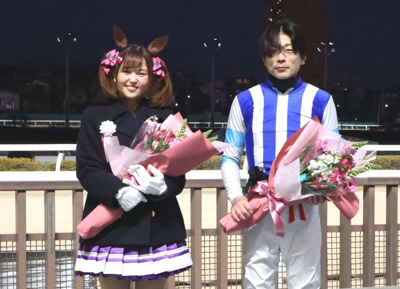 スマートファルコン役の大和田仁美さん（左）と記念撮影に納まる張田昂騎手（右）
