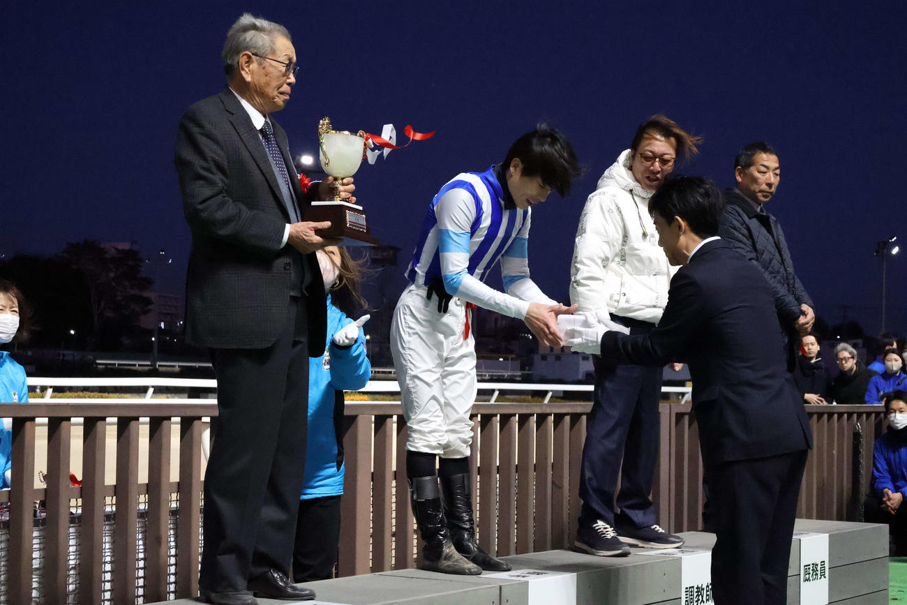 表彰式で日刊スポーツ賞を受け取る張田騎手らプラウドフレールの関係者