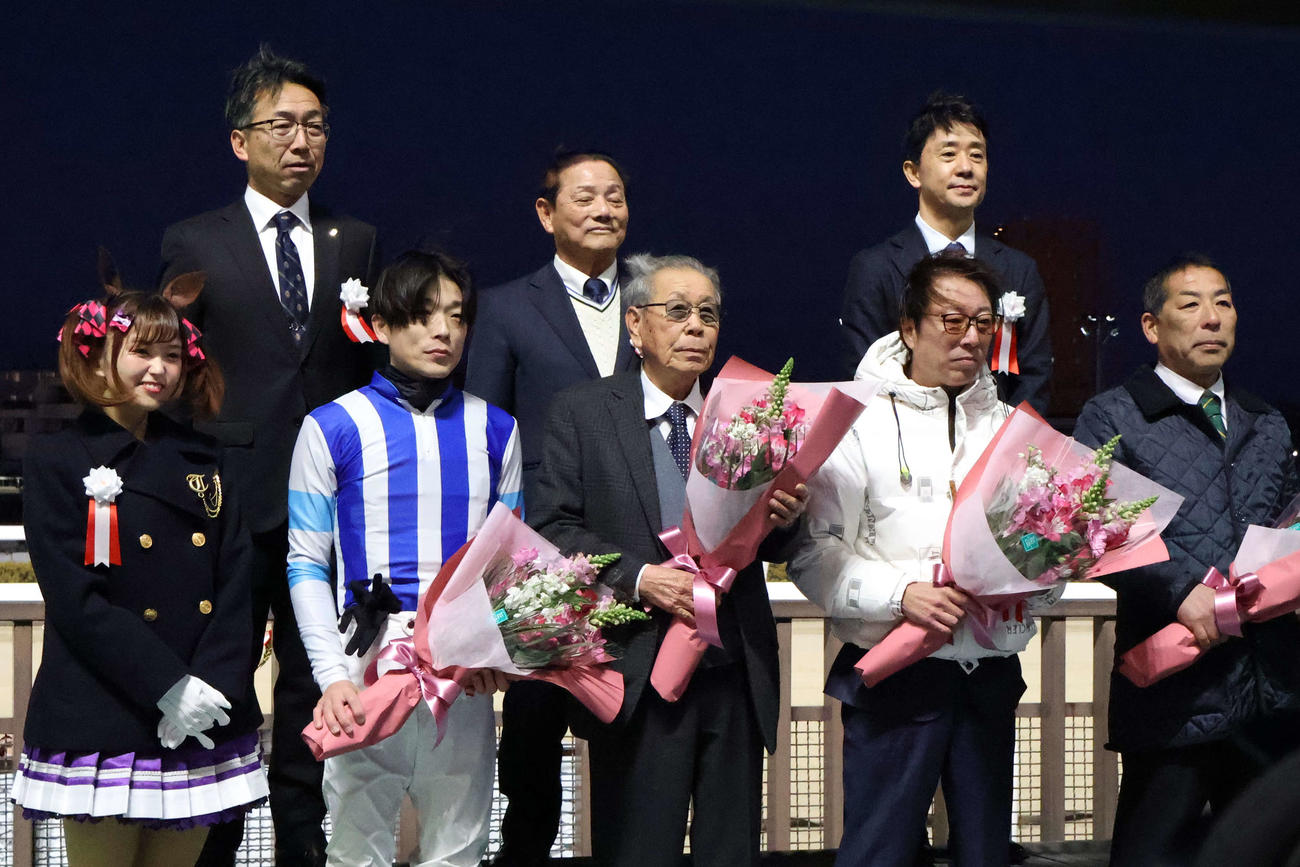 表彰式を終えて記念撮影に納まるプラウドフレールの関係者と大和田仁美さんらプレゼンター