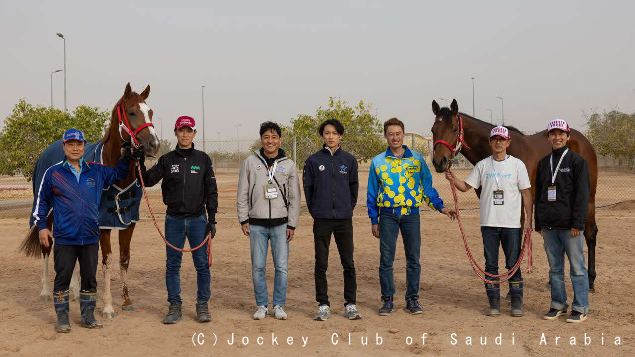 サウジCの公式Xから。一夜明けたフォーエバーヤング（右）とシンエンペラー。左から4人目が坂井瑠星騎手