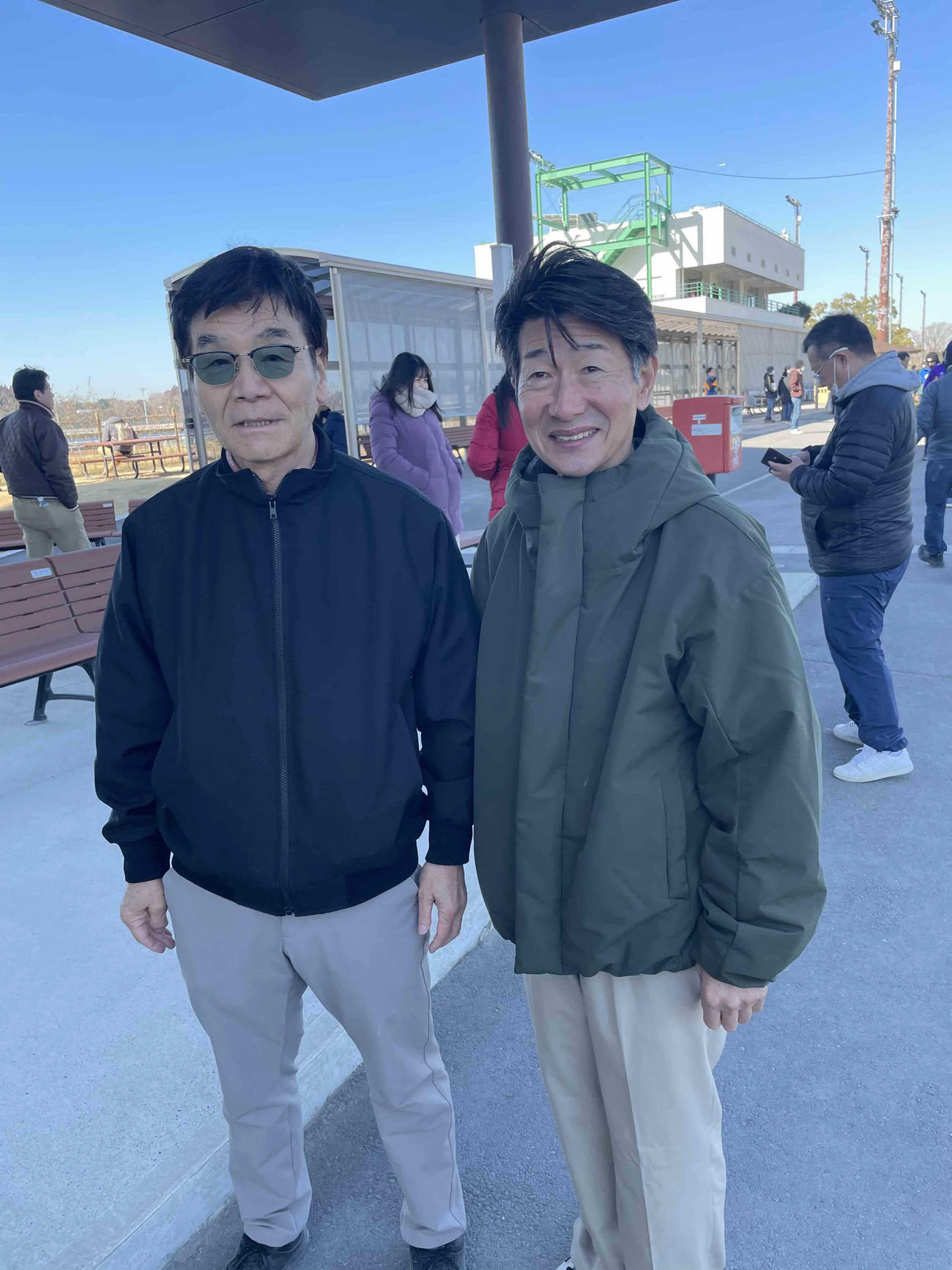 久々に美浦トレセンを訪れた柴田善臣騎手（右）と3月4日に引退を迎える石毛善彦調教師