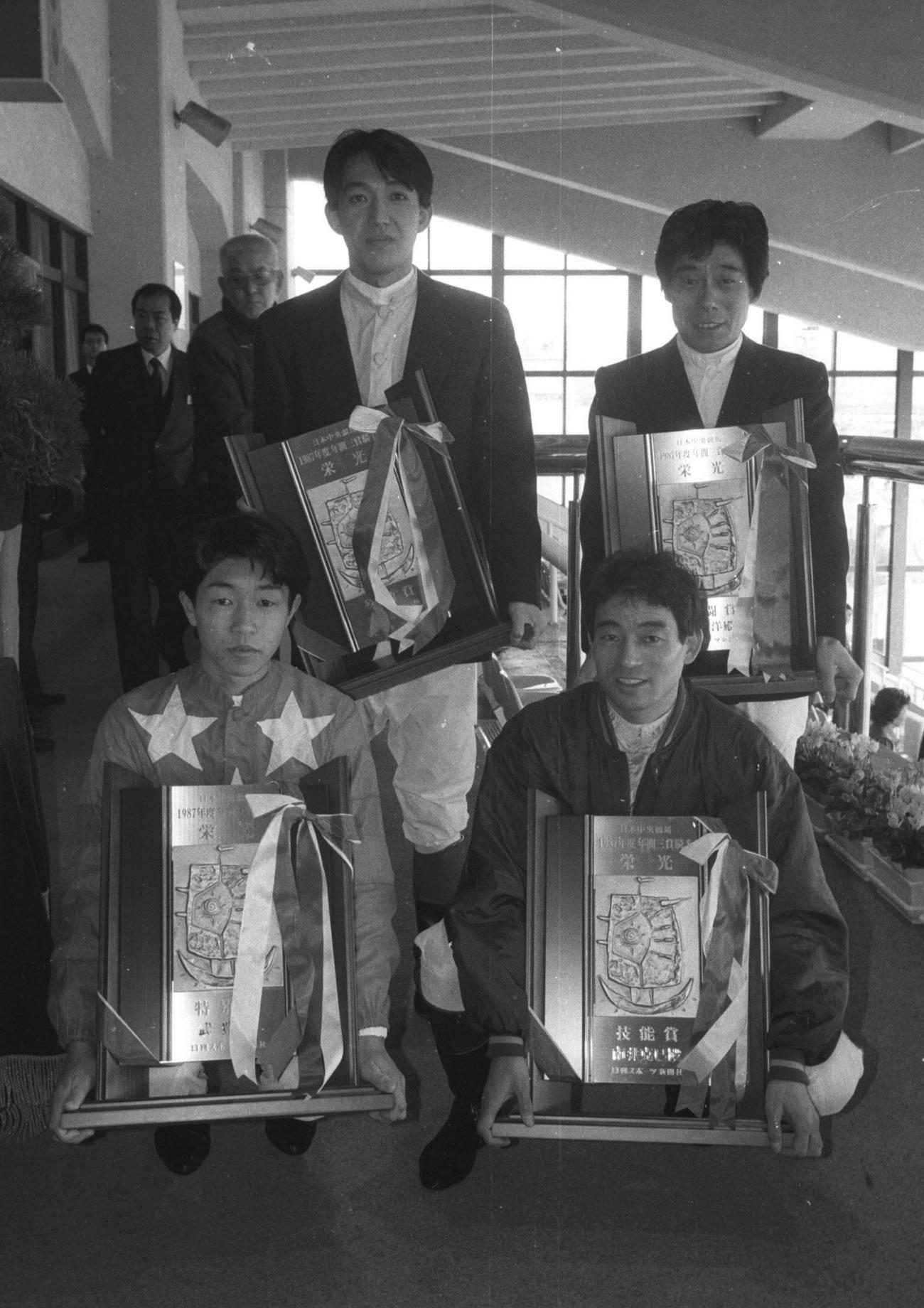 88年1月、日刊三賞表彰を受けた騎手。前列左から武豊、南井克巳、後列左から田原成貴、河内洋