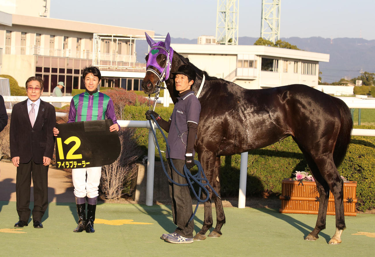 20年1月、淀短距離Sを制したアイラブテーラーと左から河内師、武豊
