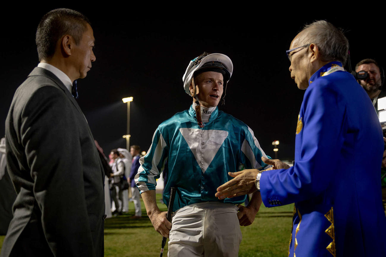 ロマンチックウォリアーのマクドナルド騎手（C）The Hong Kong Jockey Club
