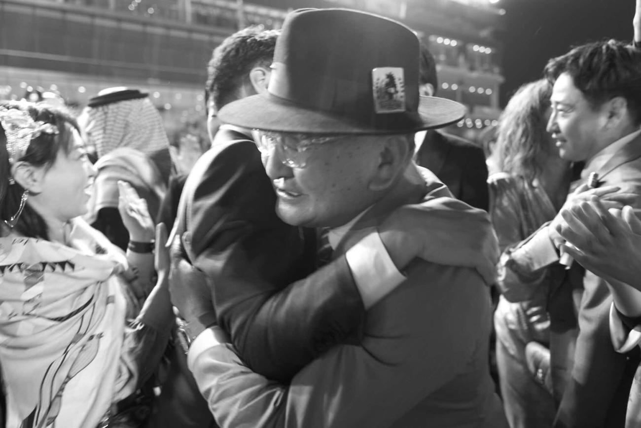 サウジC制覇で抱き合う矢作師（C）Jockey Club of Saudi Arabia/Hisham_Abahusayn