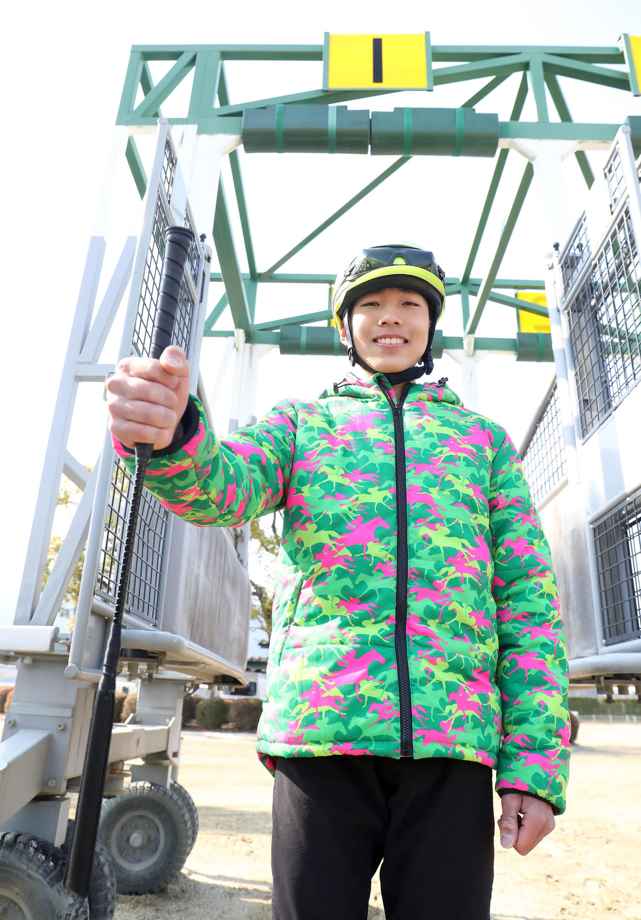 ゲートを背にガッツポーズする和田陽騎手（撮影・白石智彦）
