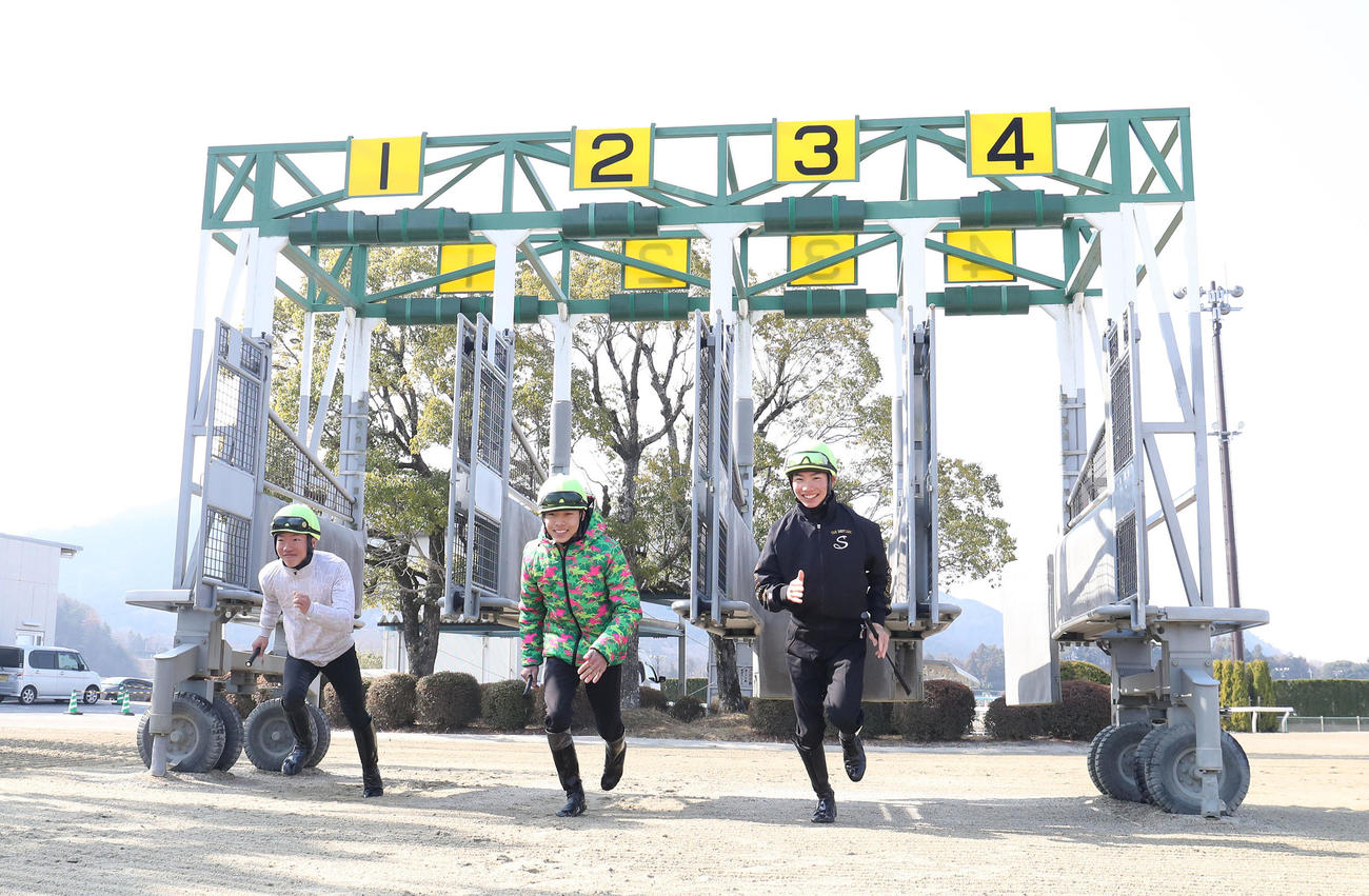 ゲートからスタートダッシュを決める左から、森田騎手、和田陽騎手、田山騎手（撮影・白石智彦）