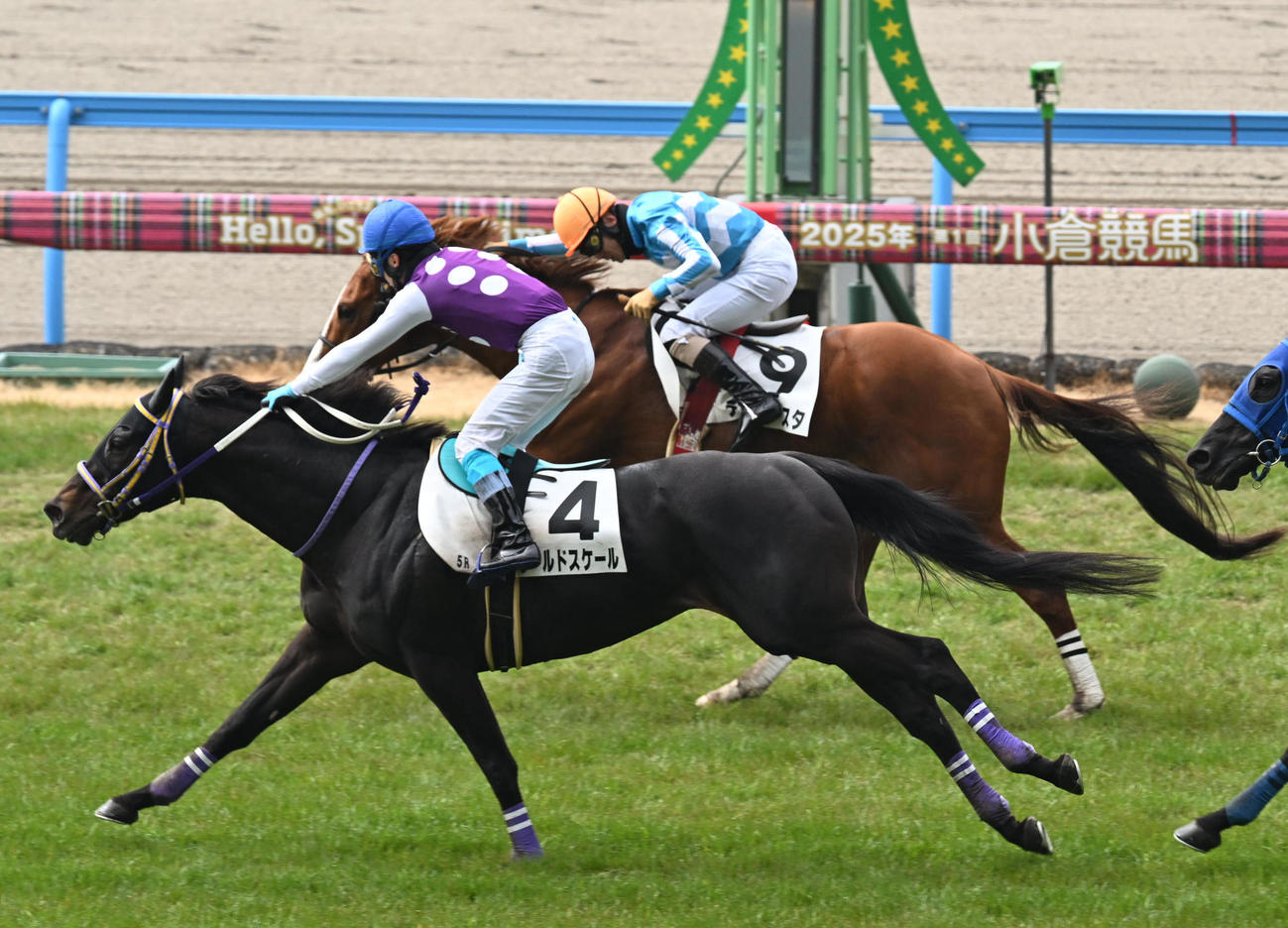小倉5R、1着の4番ワールドスケールと黒岩悠騎手（撮影・林敢治）