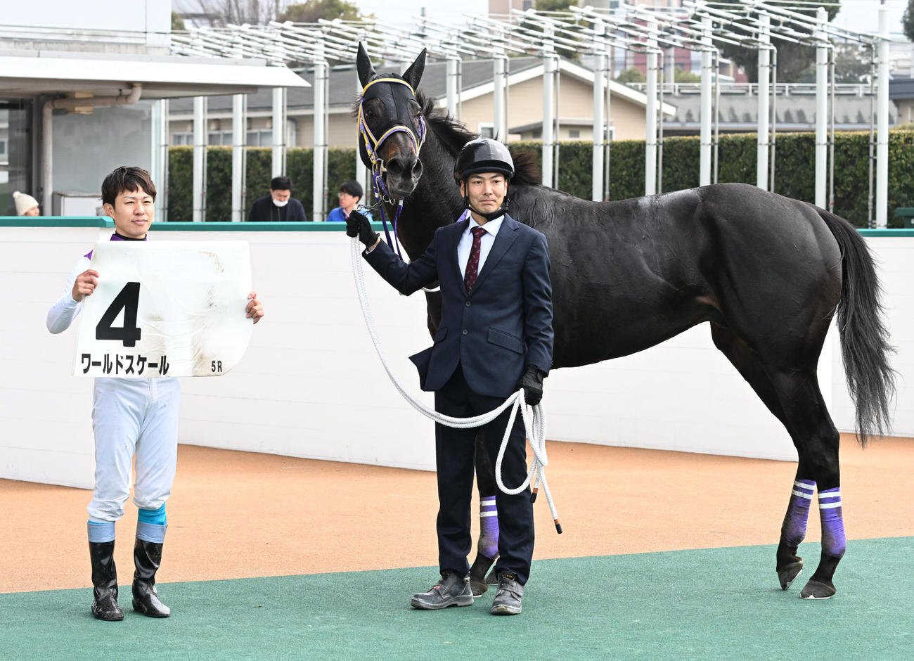 小倉5R、1着の4番ワールドスケールと黒岩悠騎手（左）（撮影・林敢治）
