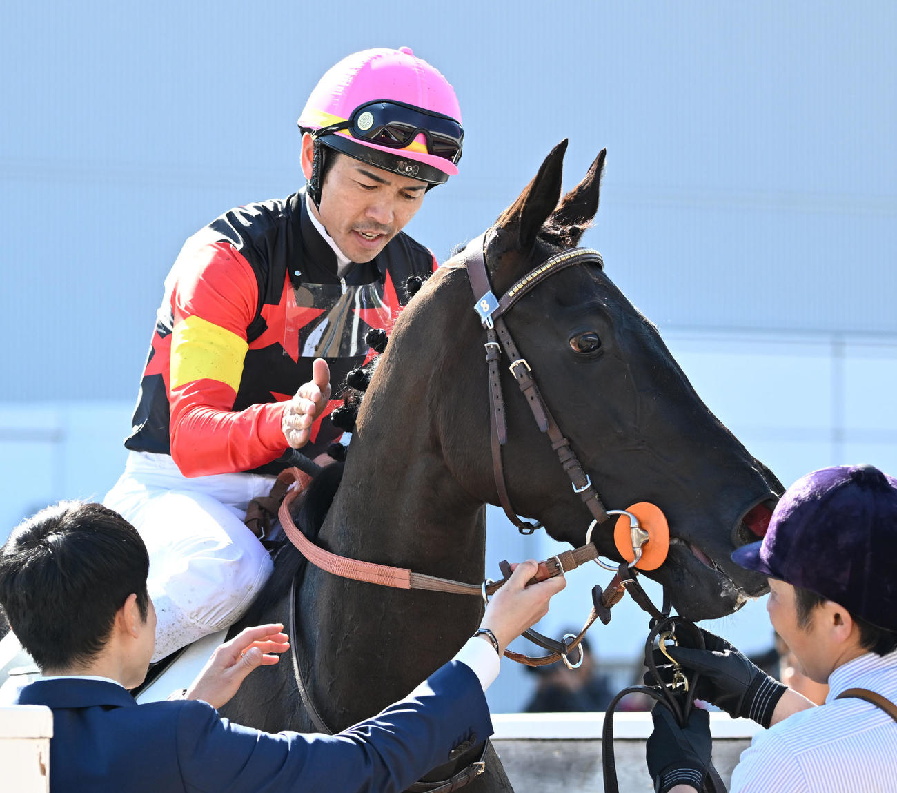 中山7R、3歳牝馬限定の1勝クラスを制し、ブラックルビーをねぎらう戸崎騎手（撮影・千葉一成）