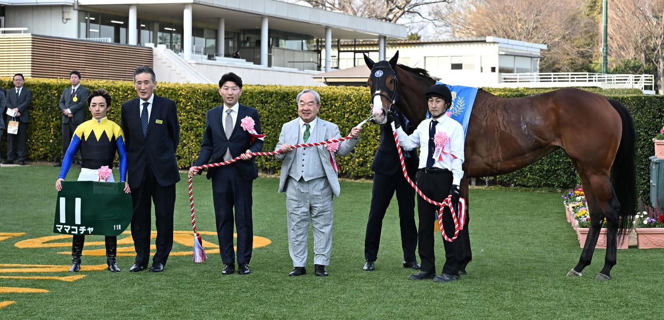 オーシャンSを制したママコチャの口取りをする川田騎手（撮影・千葉一成）