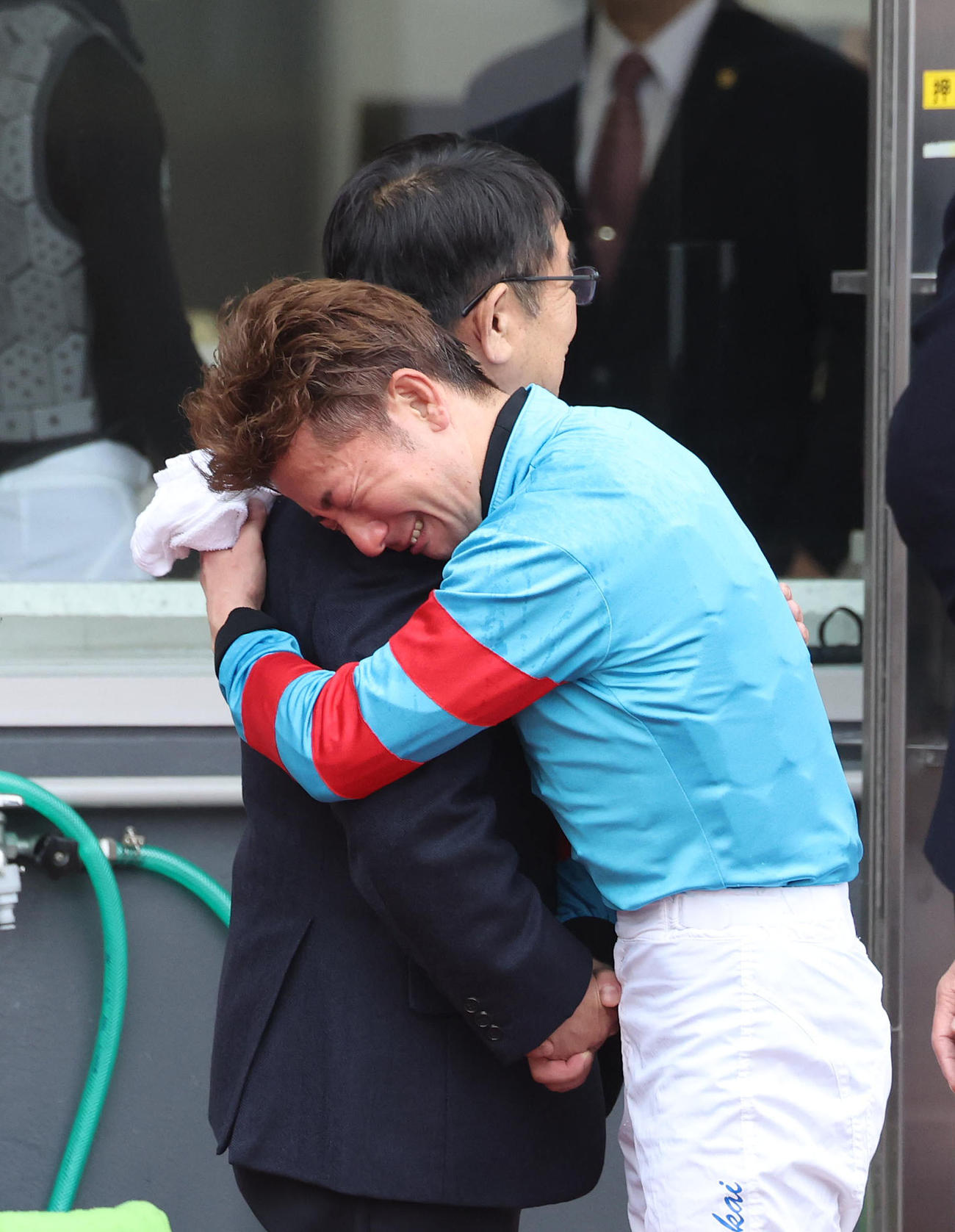 阪神4R、木原師（左）に涙ながらに抱きつく酒井騎手（撮影・白石智彦）