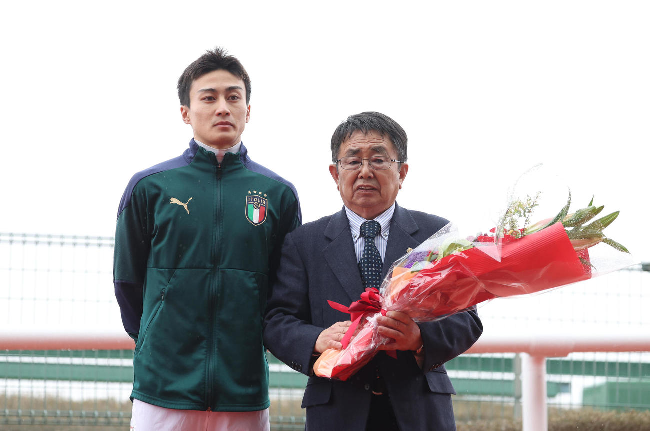 阪神4R、記念写真に納まる師匠の木原師（右）と弟子の富田騎手（撮影・白石智彦）