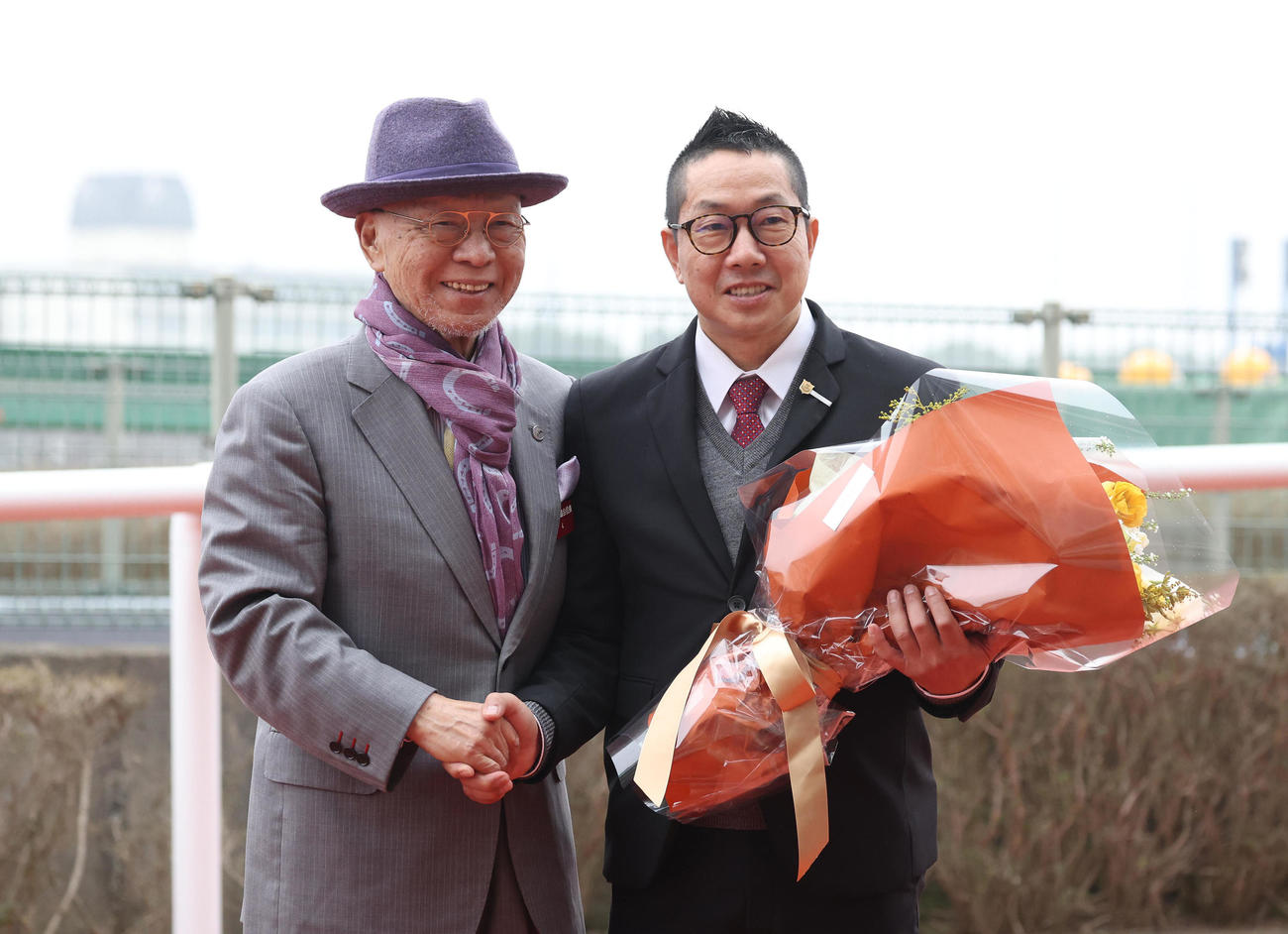 阪神7R、勇退する村山師（右）と記念写真に納まる小林祥晃氏（撮影・白石智彦）