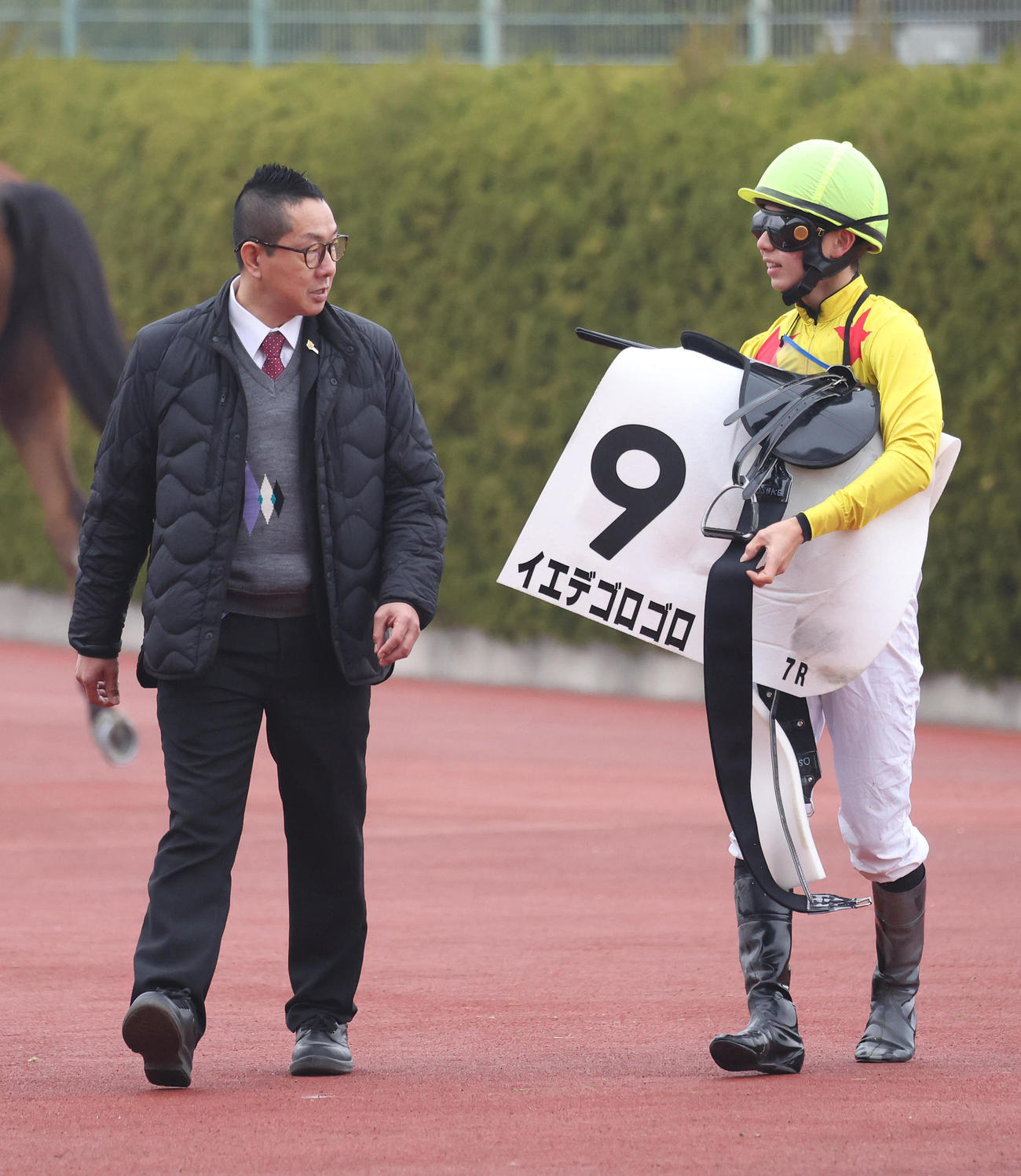阪神7R、イエデゴロゴロが9着に終わり引き揚げる勇退する村山師（左）と田山騎手（撮影・白石智彦）