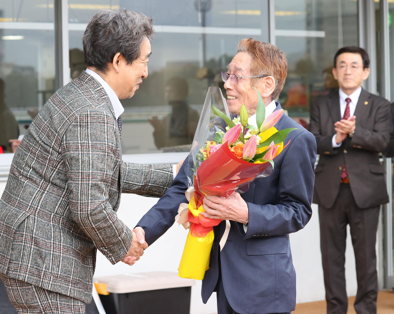 第1回小倉競馬第12日　定年引退する河内調教師は関係者に花束を贈られ笑顔を見せる（撮影・梅根麻紀）