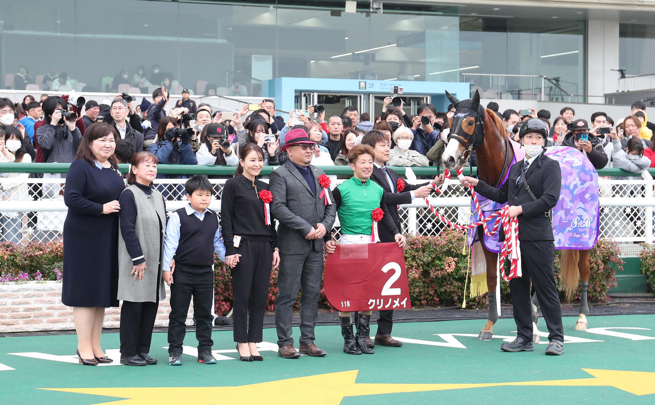 チューリップ賞を制したクリノメイと口取りに並ぶ酒井騎手（右から3人目）（撮影・白石智彦）