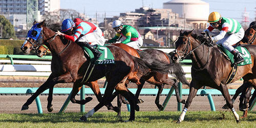 中山牝馬Sを制したコンクシェルと岩田望騎手（左）。右は2着ククナ（撮影・丹羽敏通）＝2024年3月9日、中山競馬場