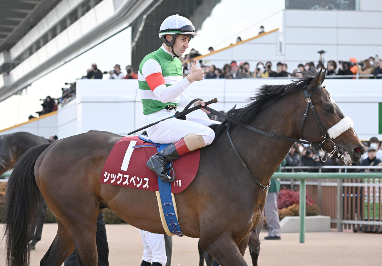 中山記念をシックスペンスで制し、サムズアップポーズを見せるルメール騎手（撮影・千葉一成）