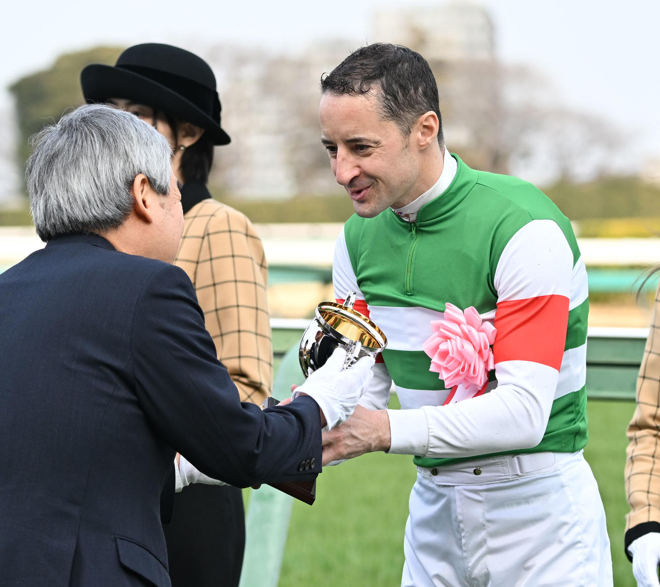中山記念をシックスペンスで制し、表彰を受けるルメール騎手（撮影・千葉一成）